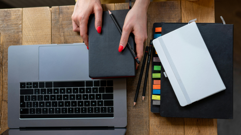 Acessórios e notebook para analisar os gastos mensais