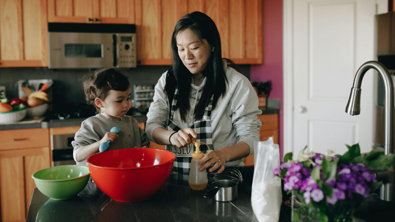 mae e filho cozinhando