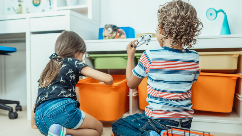 Crianças organizando o quarto