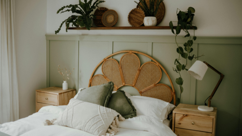 Cama aconchegante e ambiente organizado