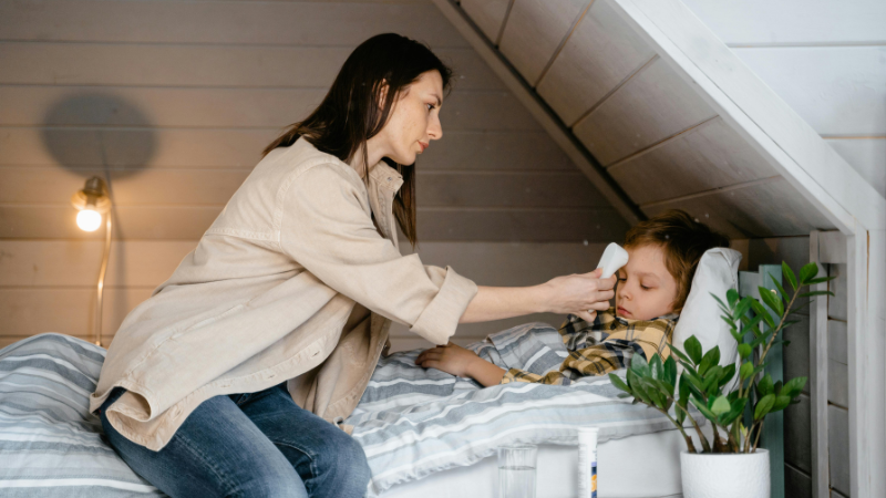 mae cuidando do filho doente