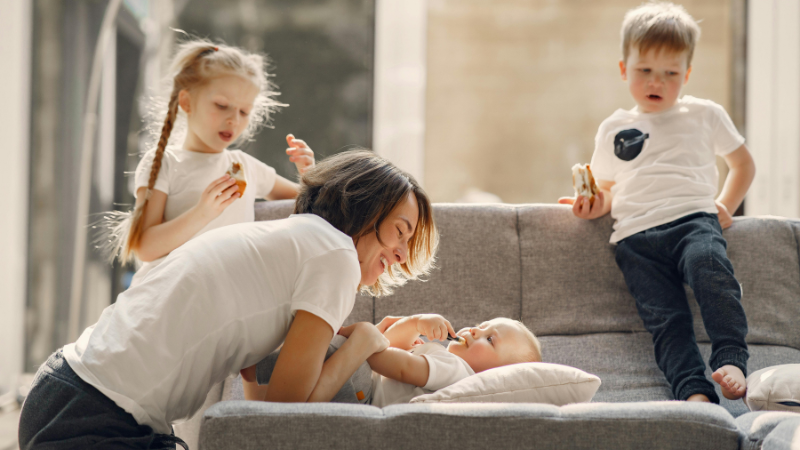 mãe dando atenção para os filhos