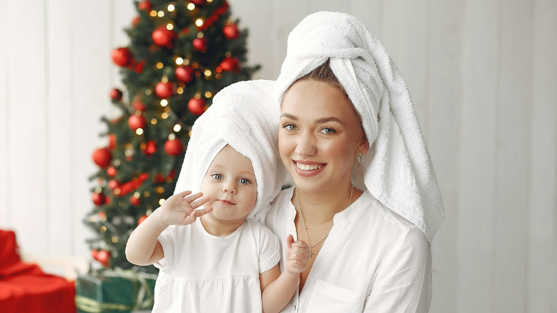 mãe e filha com toalhas na cabeça