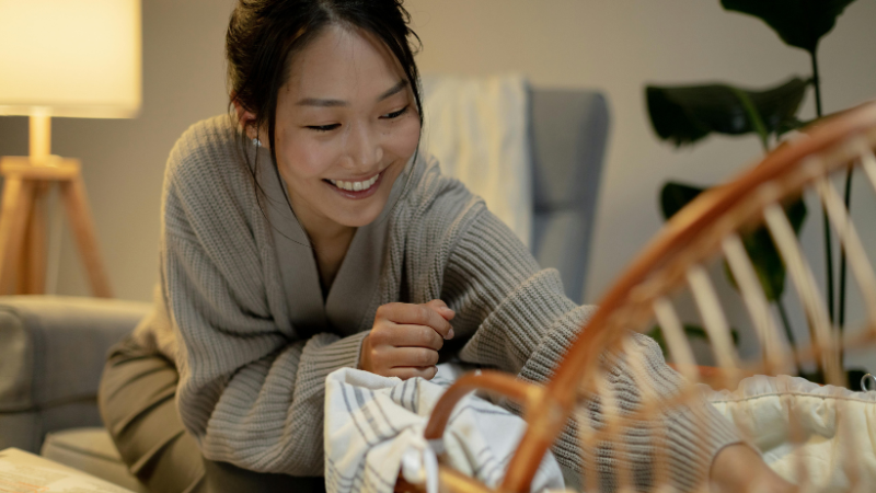 mãe fazendo rotina noturna com o bebê