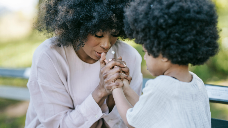 mãe orando com o filho
