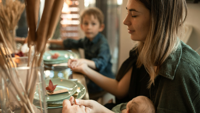 família orando antes da refeição