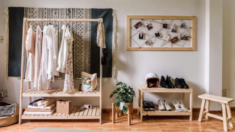 Roupas penduradas no cabideiro