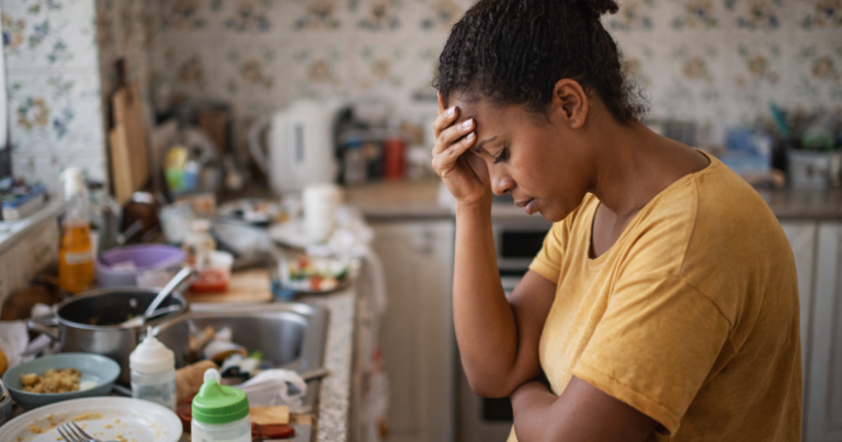 Mãe sobrecarrecada na cozinha