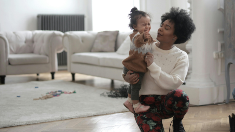 mãe consolando filha que está chorando